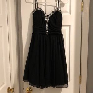 Super cute!! Mid length strapless dress!